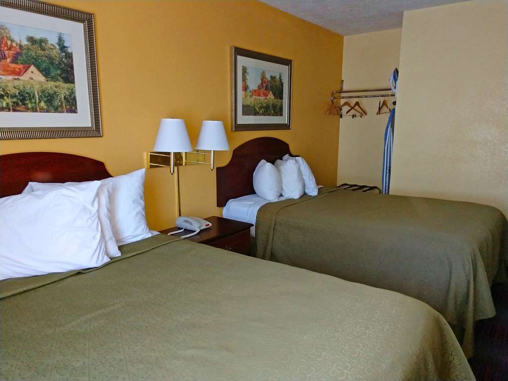 Americas Best Value Inn - Clayton Zimmer foto